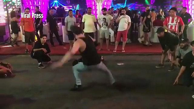 Une femme ivre interrompe des breakdancers pour faire des backflips ! Incroyable !