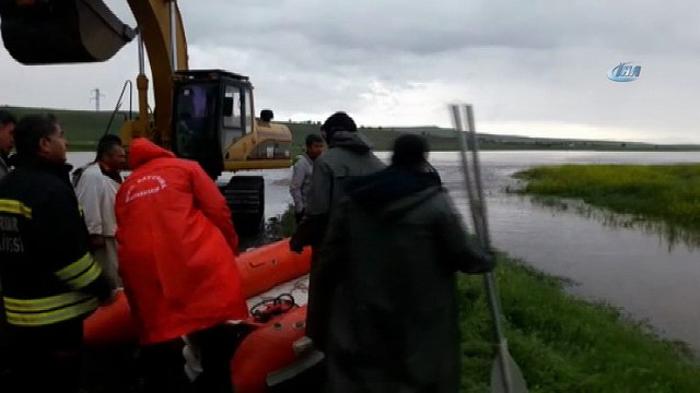 Diyarbakır’ın Ergani ilçesine bağlı Alitaş köyünde sağanak yağış nedeniyle sel meydana geldi. Sel nedeniyle 1’i çoban 5 vatandaş ile küçükbaş hayvanlar mera alanında mahsur kaldı, çok sayıda arı kovanı sel sularına kapıldı. Mahsur kalan