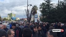 Report TV - Fier, rinsin protestat e naftëtarëve tė Armo, kërkojnë pagat dhe fillimin e punës