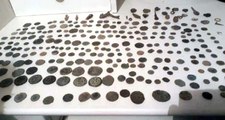 Odunlukta Tadilat Yaparken Bulduğu Keseden, 308 Parça Tarihi Eser Çıktı