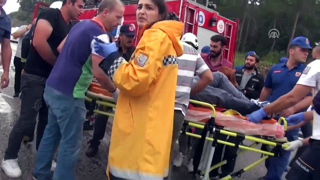 Kemer'de minibüsle midibüs çarpıştı: 3 ölü, 12 yaralı (2) - ANTALYA
