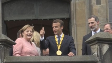Macron presiona a Merkel para reformar Europa al recibir el Premio Carlomagno