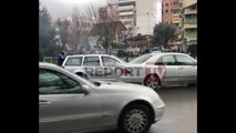 Tiranë, përplaset me makinë gjatë mëngjesit, shoferi tërbohet keq dhe del jashtë kontrollit