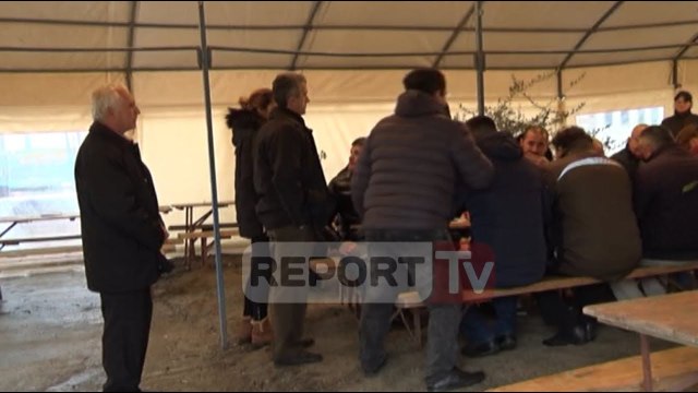 Report TV - Mbërrijnë në Lezhë trupat e pajetë të dy motrave që u vranë në Zvicër