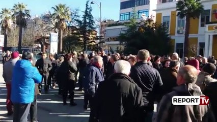 Report TV - Protesta, naftëtarët e ARMO bllokojnë rrugën në qytetin e Fierit