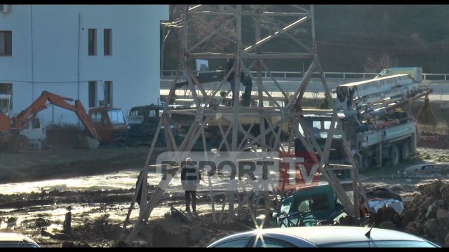 Report TV - Pas 3 orësh mbi shtyllë, ku këcënonte se do hidhej, zbret Skënder Doda