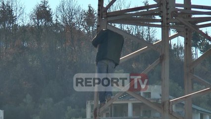 Report TV - Rruga e re i kalon te toka, pronari hypën në shtyllë dhe kërcënon të hidhet