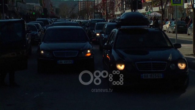 Ora News - Naftëtarët kundërshtojnë të regjistrohen si të papunë: S'duam lëmoshë duam punë