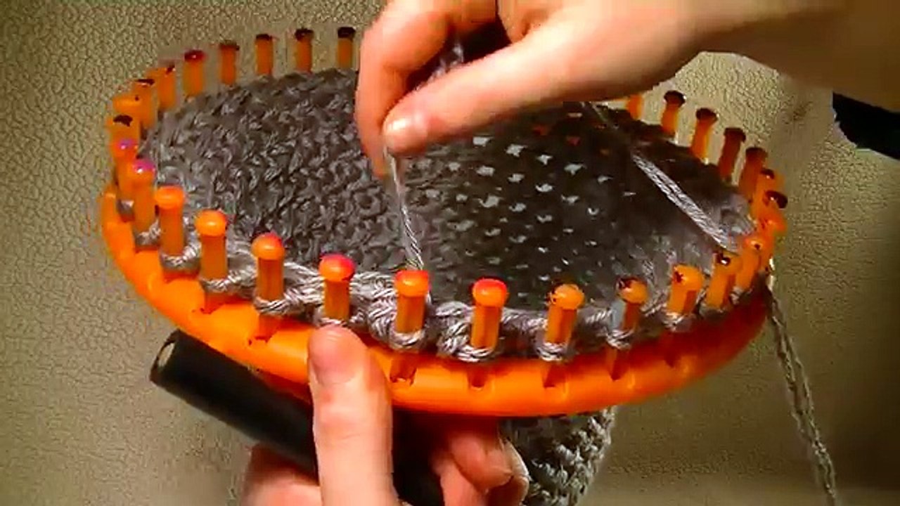 Loom Knitting - FIGURE 8 STITCH ON A ROUND LOOM