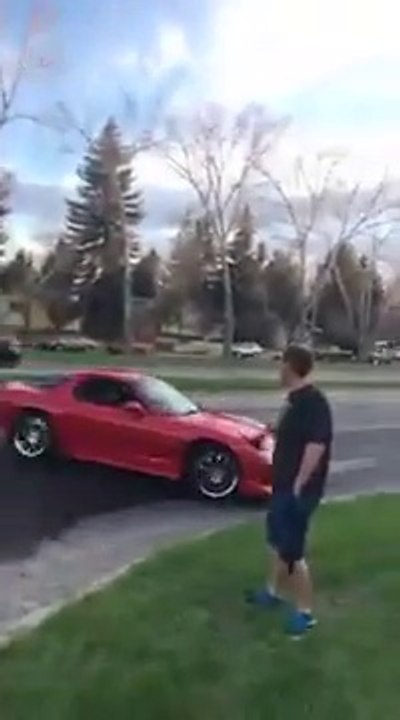 Ce débile plante son cabriolet sur un trottoir... Bien joué