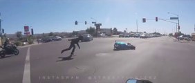 Un motard se prend une énorme gamelle en essayant de fuir en plein road rage