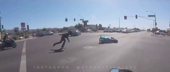 Download Video: Un motard se prend une énorme gamelle en essayant de fuir en plein road rage