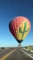 Une montgolfière en perte d'altitude vient frôler les voitures sur une autoroute