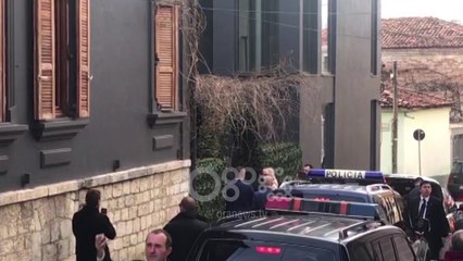 Ora News - Kotzias në Korçë pritet me lule, policia "blindon" qytetin