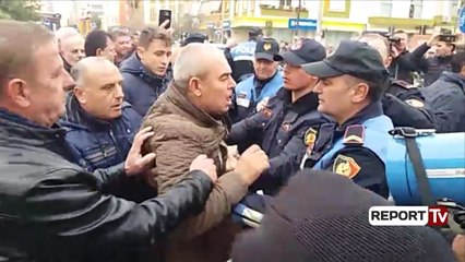 Report TV - Naftëtarët në protestë/Ja momenti ku protestuesit përplasen me forcat policore