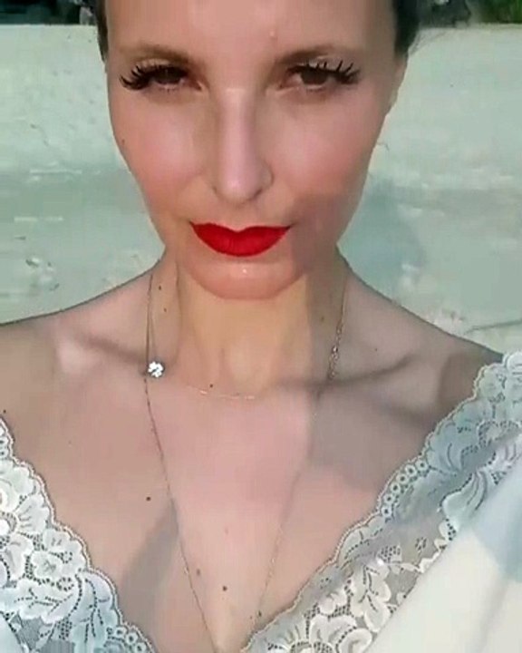 Cristina Ferreira Faz dança sensual na praia e é criticada