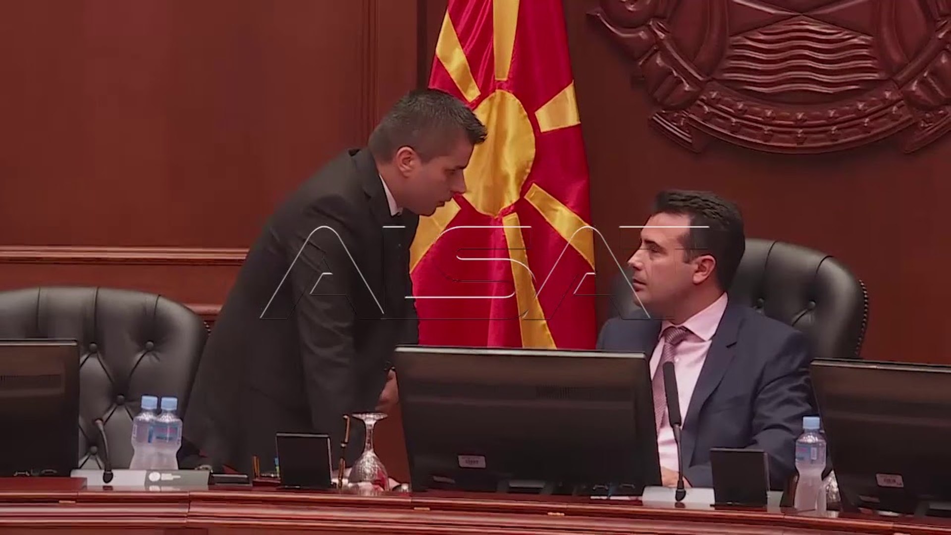 ⁣Имињата на функционерите на Алијанса за Албанците и натаму на вратите на канцелариите
