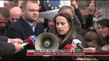 Aktivistët, protesta në Korçë para hotelit të negociatave - News, Lajme - Vizion Plus