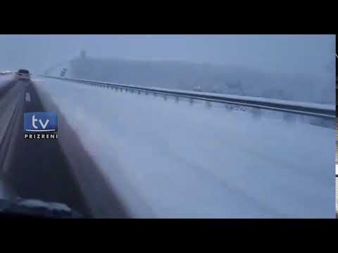 KUJDES VOZITËSVE NË AUTOSTRADË, NUK PASTROHET BORA NË TË GJITHË SHIRITAT