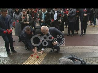 Ora News - Rama dhe familjarët ndezin qirinj për të vrarët e "21 Janarit"