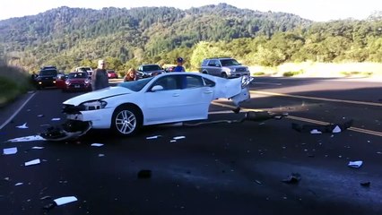 Une voiture coupée en deux dans une collision terrible à Cloverdale