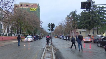 Tải video: VRITET NE TIRANE STUDENTJA E DREJTESISE, DYSHOHET KRIM PASIONI, AUTORI QELLON EDHE VETEN NE KOKE LAJ