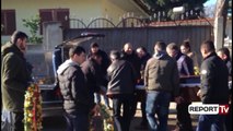 Report TV - Vlorë, u masakruan dhe u dogjën, ceremonia mortore dhe fotot e viktimave nënë e bir