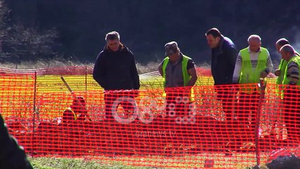 Télécharger la video: Ora News - Tepelenë, gjendet 2 ushtarë të rënë grekë, reagon Ministria e Jashtme e Greqisë