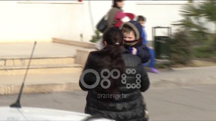 Ora News - Sherr mes baballarësh për rradhën tek Pediatria, njëri tregon armën