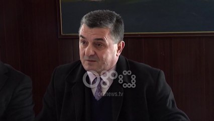 Ora News - Prefekti i Lezhës me librezë para drejtuesve: Keni një javë për të paguar faturat e ujit