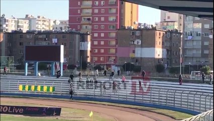 Report TV - Çmenden tifozët e Lushnjes në Durrës, dhunojnë policinë