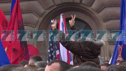 Télécharger la video: AMBASADA AMERIKANE PARALAJMERON SHTETASIT E SAJ PER PROTESTEN - News, Lajme - Kanali 12