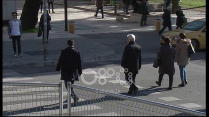 Ora News -Xhafaj mbërrin në zyrën e ministrisë, një kordon për të shmangur incidentet