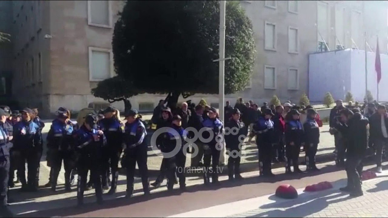 Protesta: Nis grumbullimi para Kryeministrisë: "Rama ik!", policia me maska kundra gaz