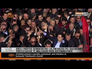 Momentet kur Lulzim Basha u bashkohet protestuesve perpara Kryeministrise