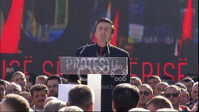 Ora News - Aktivisti i PS: Basha të pastrojë pallatin kryeministror nga banda e Rilindjes