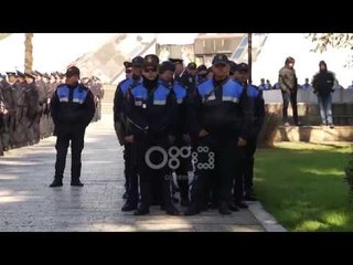 Ora News - Protesta, policia edhe me kundragaz, por nuk ndodhi asnjë incident