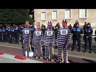 Ora News - Surprizat e protestës së opozitës, nga dordolecët tek 'Audi' AA 003 GB