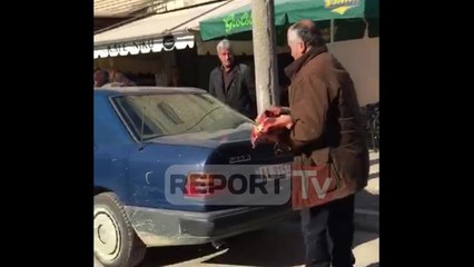 Report TV - Kavajë, AKU shkon t’i sekuestrojë mishin kasapi e fut në makinë dhe ikën