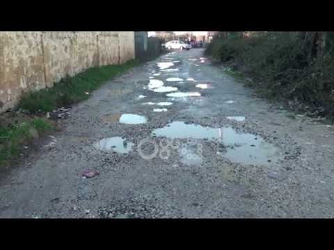 Ora News - Fushë-Mamurras, rruga e pashtruar i rrezikon jetën e fëmijëve