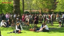 Hundreds of people on Saturday donned traditional tweed clothes and took to the streets of London on old-fashioned bicycles.Known as the Tweed Run, participant