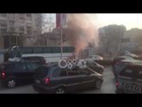 Ora News - Tiranë, autobusi përfshihet nga flakët
