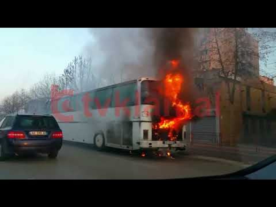 Tmerrohen pasagjeret, autobusi perfshihet nga flaket