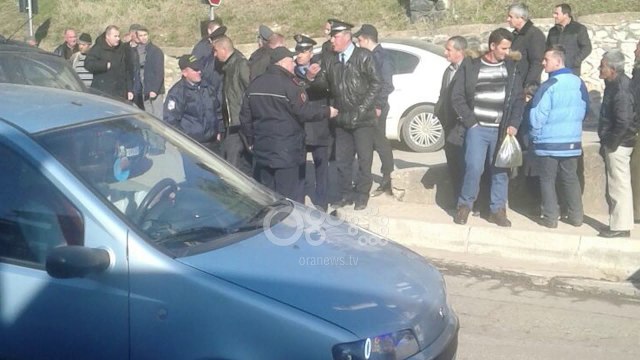 Ora News - Grushta në bashkinë e Dibrës, shoqërohet kryebashkiaku Muharrem Rama