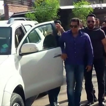 محاکمۀ سلمان خان، ستارۀ مشهور بالیوود، به جرم شکار یک نوع آهوی کمیاب در هند در سال ۱۹۹۸ برای تاریخ ۱۷ جولای به تعویق افتاد. محکمۀ ابتدایی سلمان خان را به پنج سا