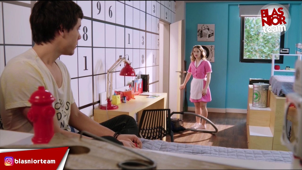 Junior le cuenta a Simona cómo fue el primer beso con Blas