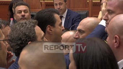 Report TV - PD bllokon foltoren, Ruçi Bashës: Mos bëj si alabak por si lider të thashë