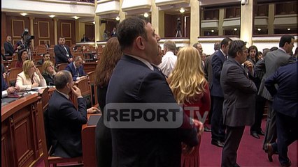 Report TV - Deputet e PD bllokojne foltoren me thirrjet hajdute kriminele