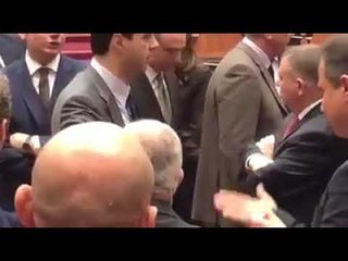 Rama Filmon Sherrin Në Kuvend, Salianji E Përshëndet Me Gishtin E Mesit!