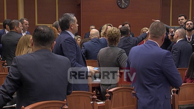 Report Tv - Deputetja e PD i ndërpret fjalën, deputeti i PS Nasufi: Ik moj ti